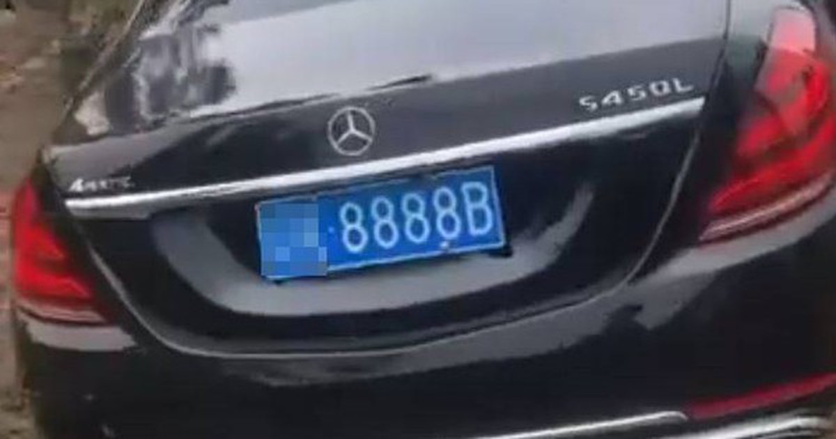 Gia đình chôn chiếc Mercedes biển 8888 cùng người đàn ông quá cố