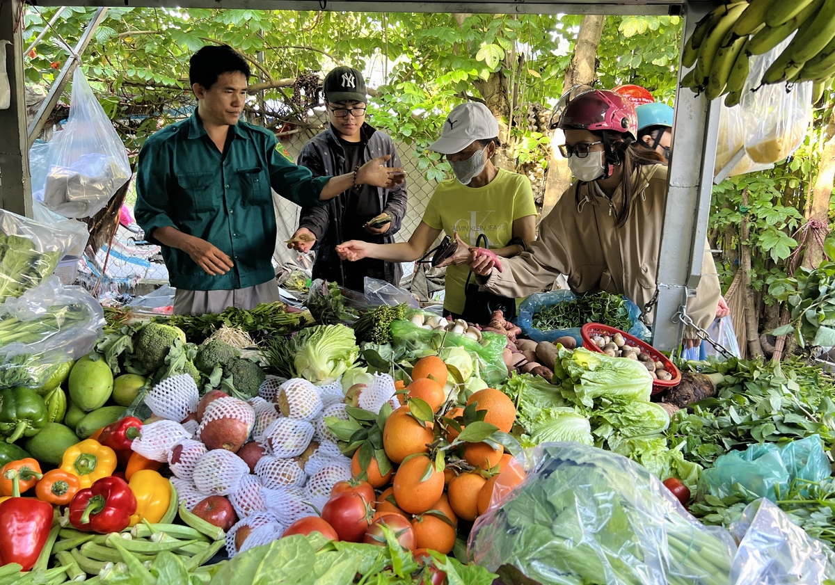 Giá thịt cá ngoài chợ nhích lên, bà nội trợ "khéo co thì ấm"