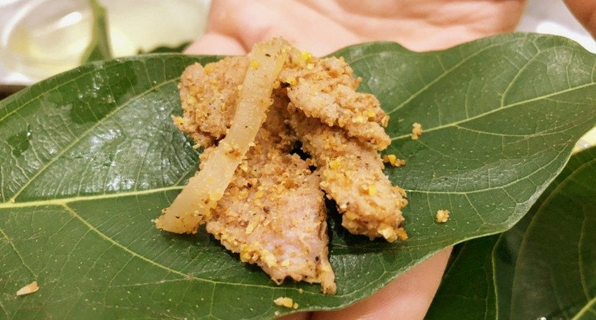 Đặc sản miền núi khiến cô ca sĩ vừa ăn vừa nhún nhảy, nhận xét: "Sao đến giờ tôi mới biết đến món này?!"