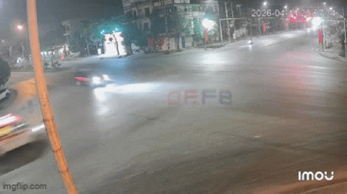 Khoảnh khắc xe cứu thương chở 4 người va chạm xe bán tải rồi lật nghiêng giữa ngã tư: Tình trạng những người trên xe ra sao?