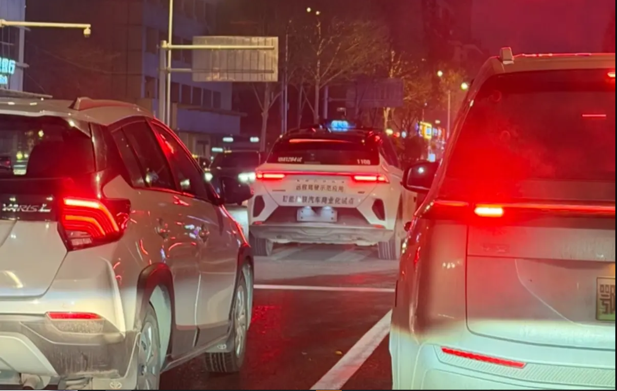 Hơn 100 chiếc taxi đồng loạt "chết máy" giữa đường đông đúc, hành khách hoảng loạn cầu cứu suốt 90 phút