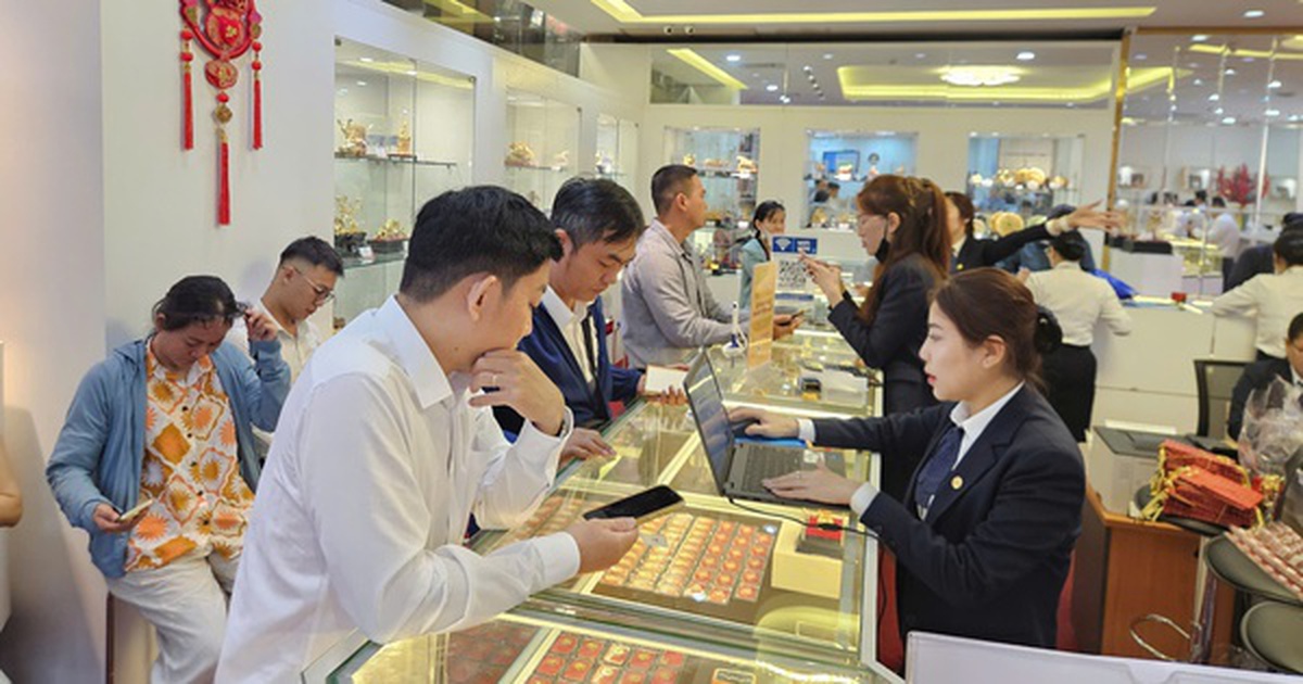 Tối 12-4, giá vàng miếng SJC thấp hơn vùng đỉnh trên 18 triệu đồng, chưa vội mua vào?