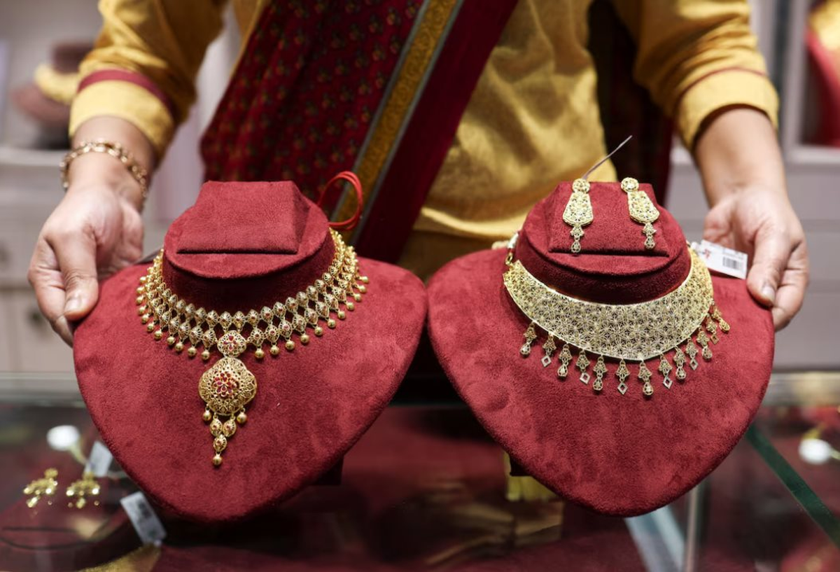 Giá vàng thế giới chạm đáy 1 tuần, đồng USD tăng vọt khi biến động Trung Đông leo thang, kỳ vọng Fed cắt giảm lãi suất sụt giảm