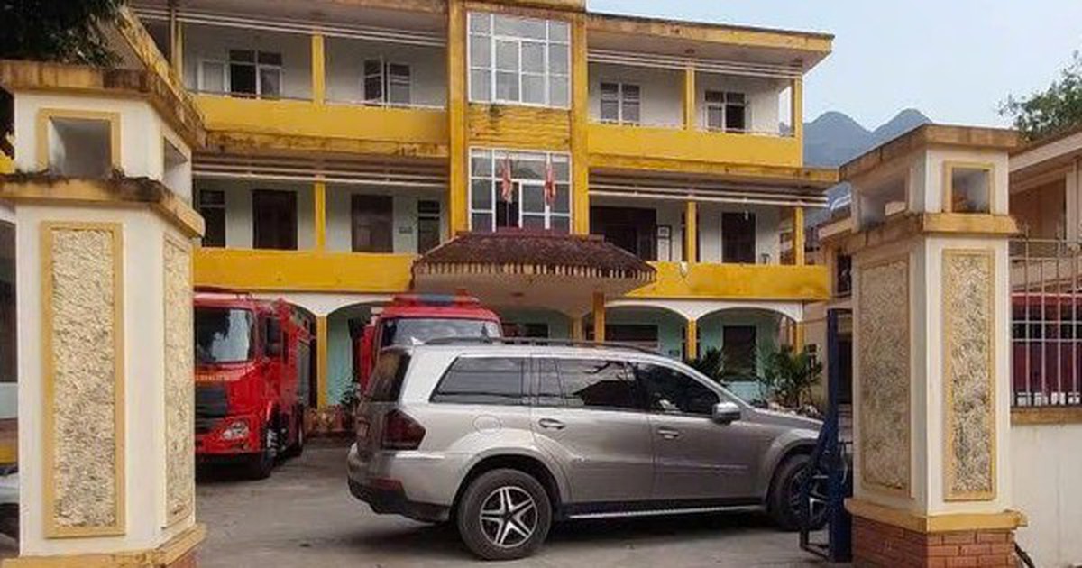 Người đàn ông đỗ xe ô tô chắn ngang cổng Trạm CSGT nhiều giờ