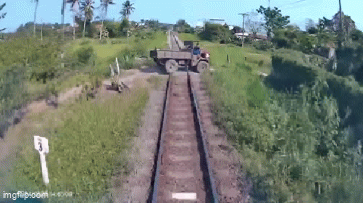 Khoảnh khắc xe công nông bị tàu hỏa húc văng khi băng qua đường sắt, 3 ông cháu thương vong