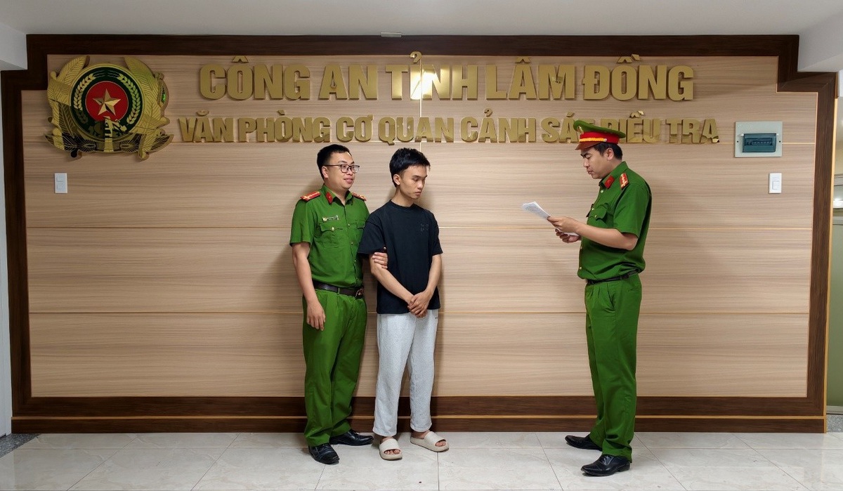 Bắt khẩn cấp, khám xét nơi ở của nhân viên ngân hàng Ngô Anh Tuấn SN 1999