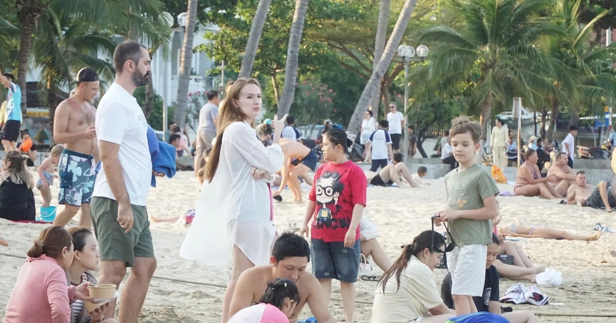 Đổ xô ra biển Nha Trang giải nhiệt