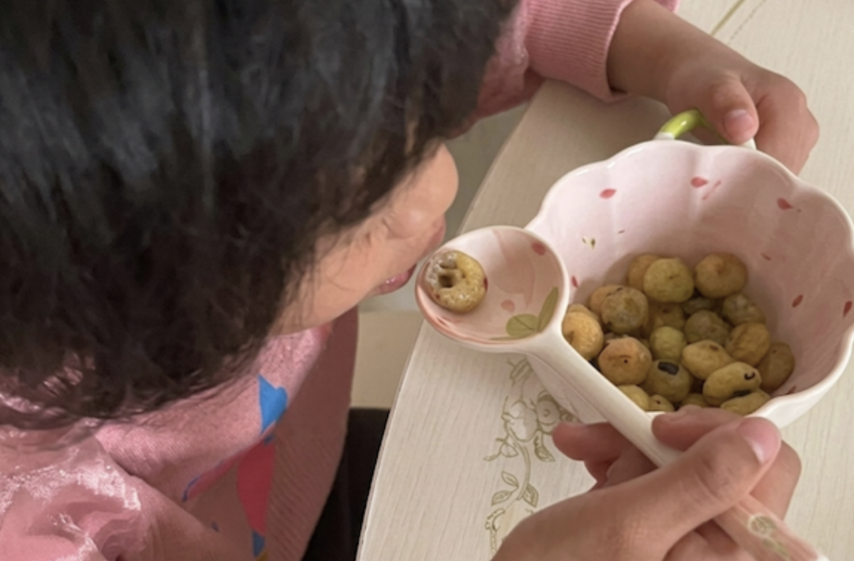 Mẹ mất 45 phút bóc vỏ việt quất cho con, không ngờ lại bị chỉ trích: "Yêu sai cách còn nguy hiểm hơn không yêu"