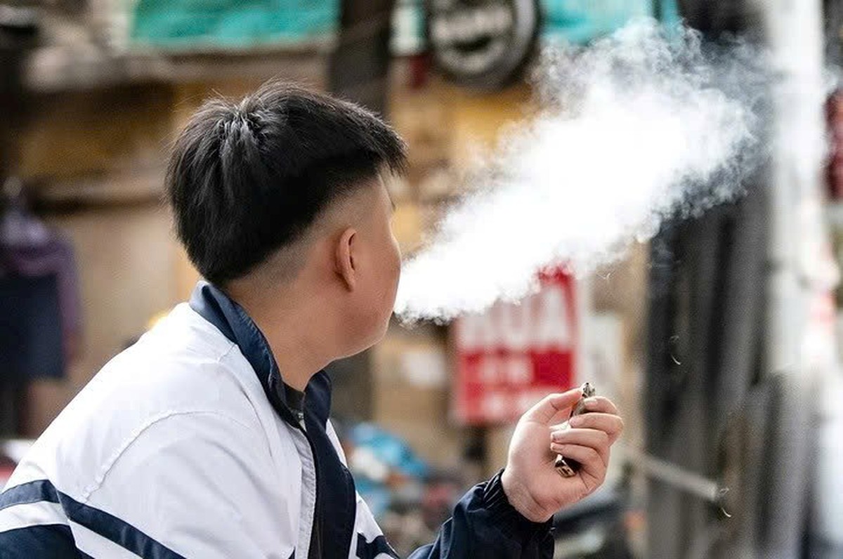 Chính thức: Hút thuốc lá điện tử bị phạt tới 5 triệu đồng, “chứa chấp” phạt đến 10 triệu đồng từ ngày 15.5
