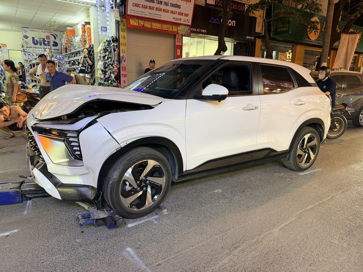 Nữ tài xế ô tô tông liên hoàn 4 xe trên phố Hà Nội