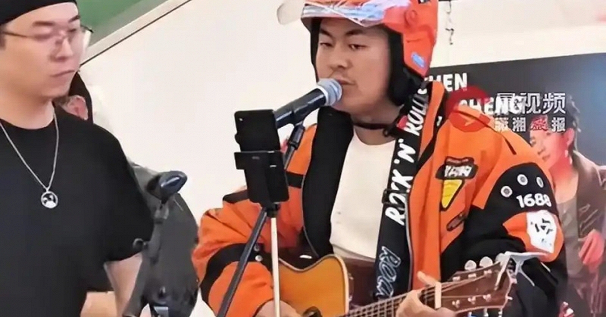 Chàng shipper giao đồ ăn bất ngờ được ca sĩ nổi tiếng mời đi diễn chung, ca sĩ hóa ra cũng từng làm shipper