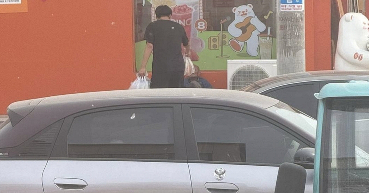 Sắp tốt nghiệp liền đòi chuyển tiền nhờ người lạ "nuôi" cụ già trước cổng trường, nam sinh lớp 12 nhận lại câu trả lời "1 xu cũng không lấy"