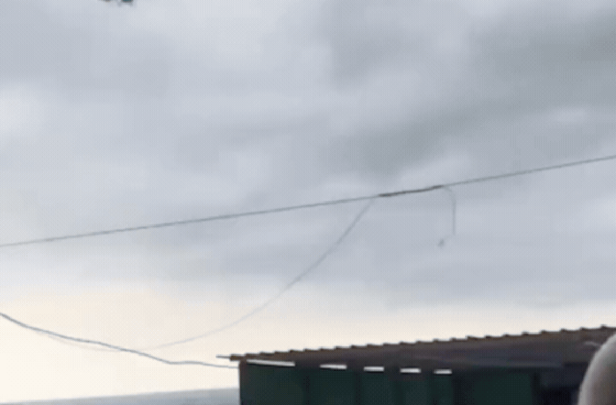 Vòi rồng cuốn thuyền đạp nước bay 15m ở bãi biển, du khách hoảng loạn bỏ chạy