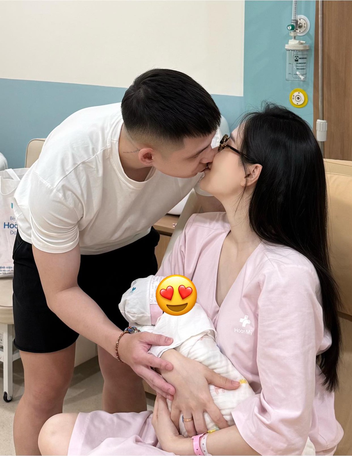 Mỹ Linh hạ sinh con đầu lòng cho Quang Vinh