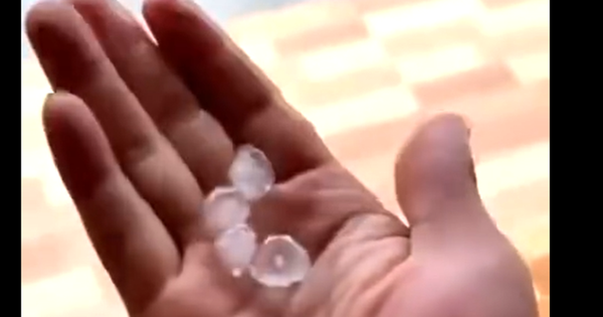 Clip: Đang nắng như đổ lửa, Đà Nẵng bất ngờ hứng mưa đá