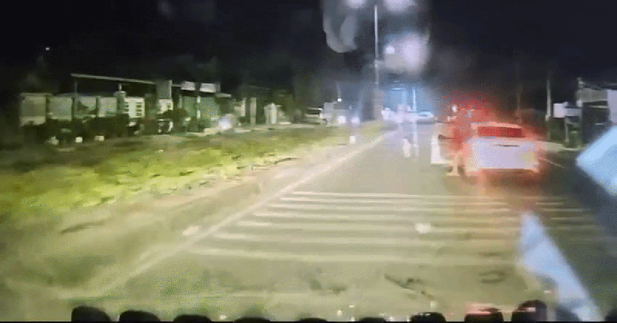 Thót tim clip tài xế bỏ xe cứu bé gái chạy ra giữa đường, đứng ngay trước đầu ô tô ở TP.HCM