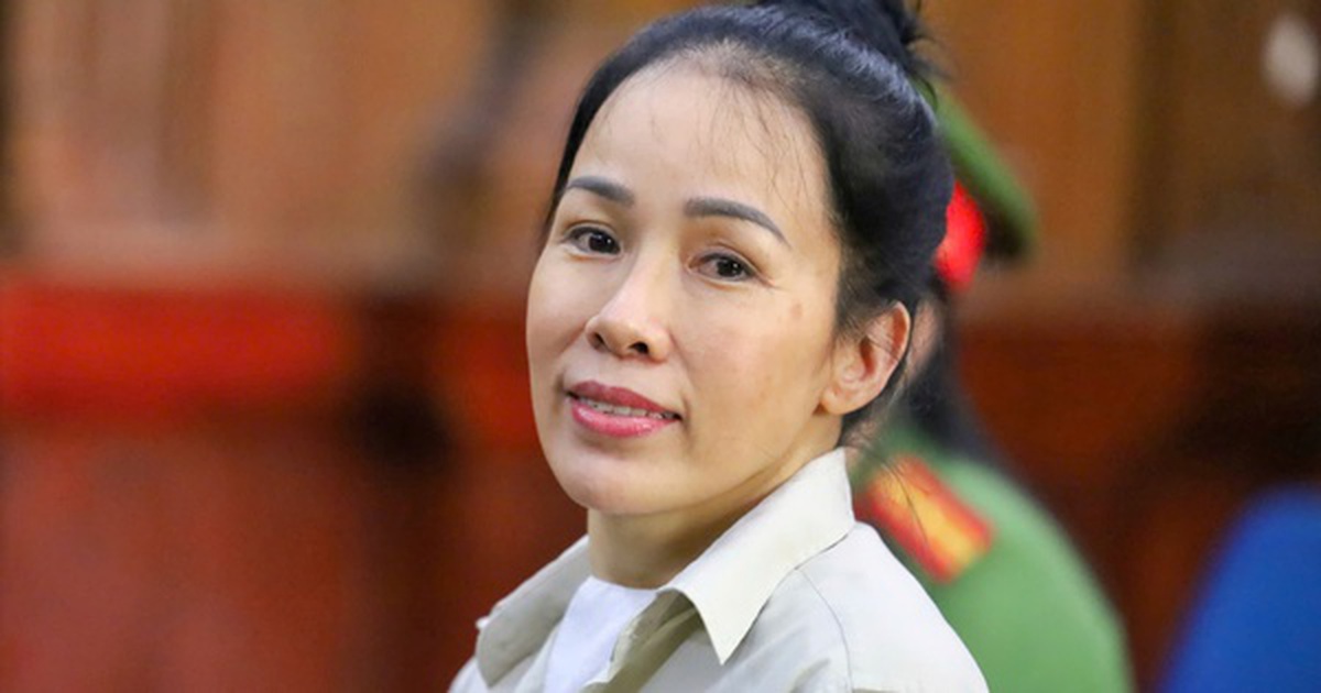 Hình ảnh mới nhất của Youtuber Đinh Lan tại phiên toà liên quan bà Nguyễn Phương Hằng