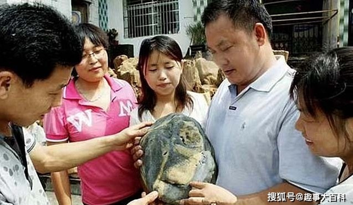 Nhặt viên đá có hoa văn lạ trên bãi biển, người đàn ông sững sờ khi chuyên gia định giá hơn 500 tỷ đồng