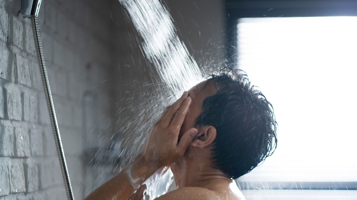Tắm đêm có thực sự là “thủ phạm” gây ra đột quỵ?