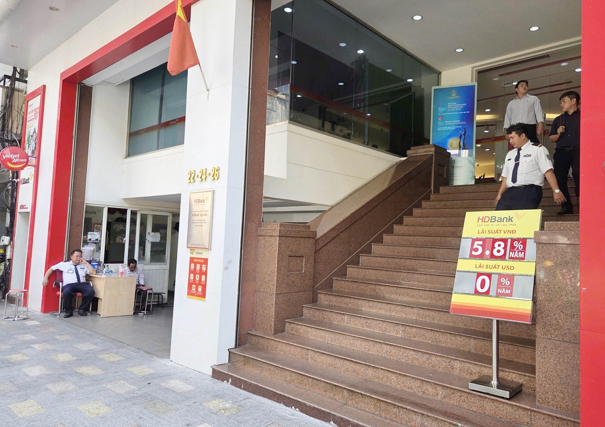 Người dân tăng cường gửi tiết kiệm ngân hàng