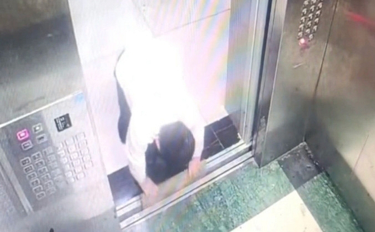 Cửa thang máy liên tục báo lỗi, trích xuất camera thấy cảnh tượng "bất ổn" của một cậu bé 10 tuổi