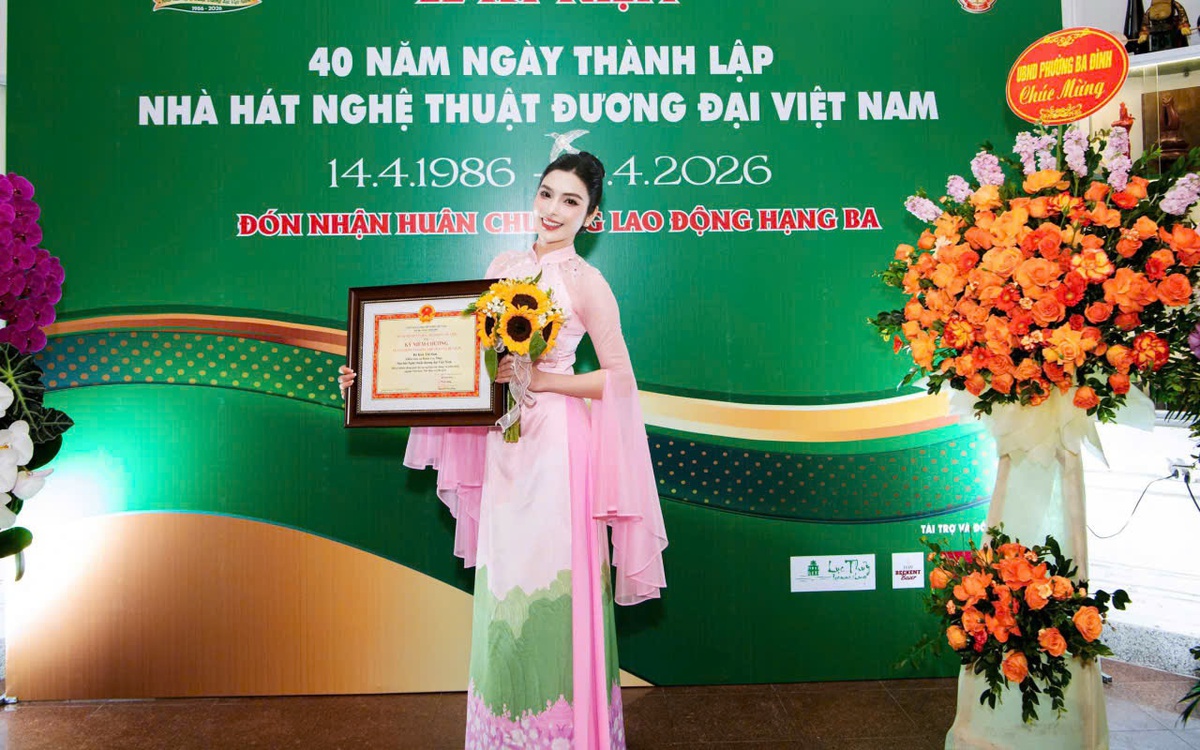MC, ca sĩ Kim Huyền Sâm nhận kỷ niệm chương hơn 20 năm cống hiến nghệ thuật