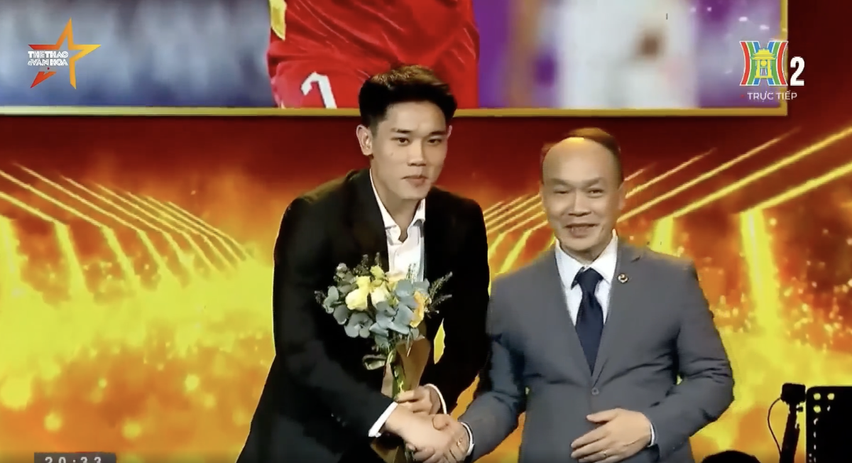 Đình Bắc diện vest bảnh bao nhận Gương mặt trẻ Thể thao của năm tại giải Cống hiến