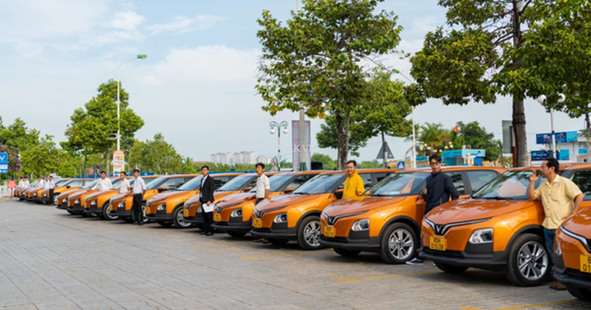 Thêm một hãng taxi chuyển đổi hoàn toàn sang xe...