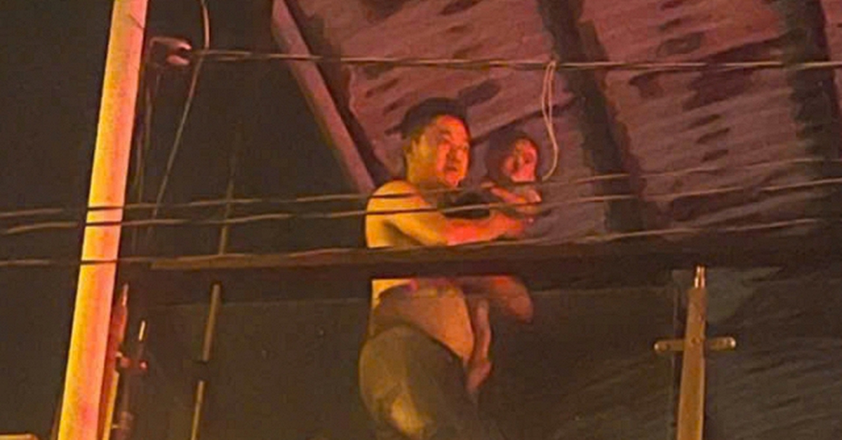 Hình ảnh Đại úy công an băng mình qua lửa, cởi áo che cho bé 18 tháng tuổi gây xúc động mạnh