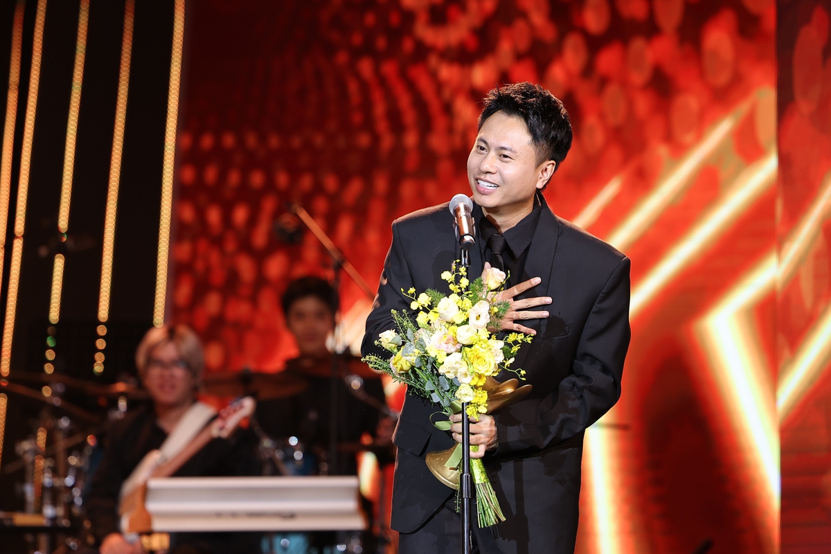 Nhạc sĩ 8X vừa giữ vai trò Giám đốc âm nhạc, vừa “ẵm” luôn giải thưởng cao quý tại Lễ trao giải Cống hiến lần thứ 20
