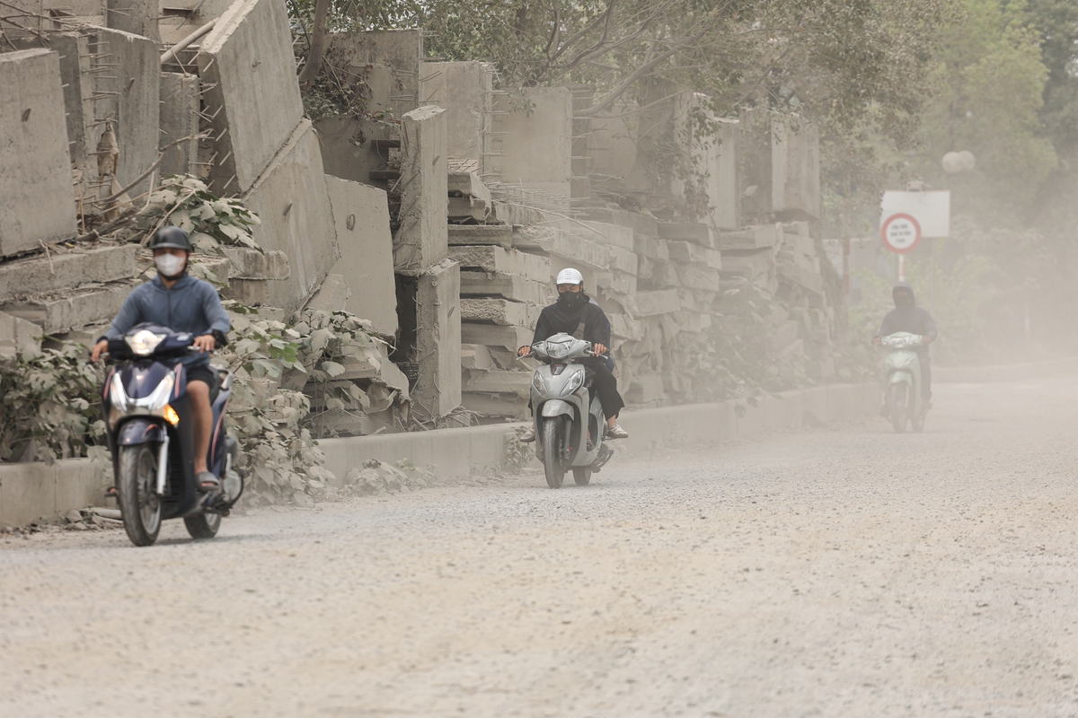 Người Hà Nội "ngộp thở" giữa bụi mịt mù từ công trình xây dựng