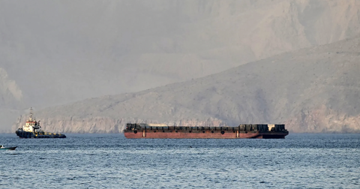 Mỹ tuyên bố phong toả eo biển Hormuz, nhưng vừa có 2 tàu chở dầu và khí đốt bị trừng phạt di chuyển "mượt mà": Chuyện gì đang xảy ra?