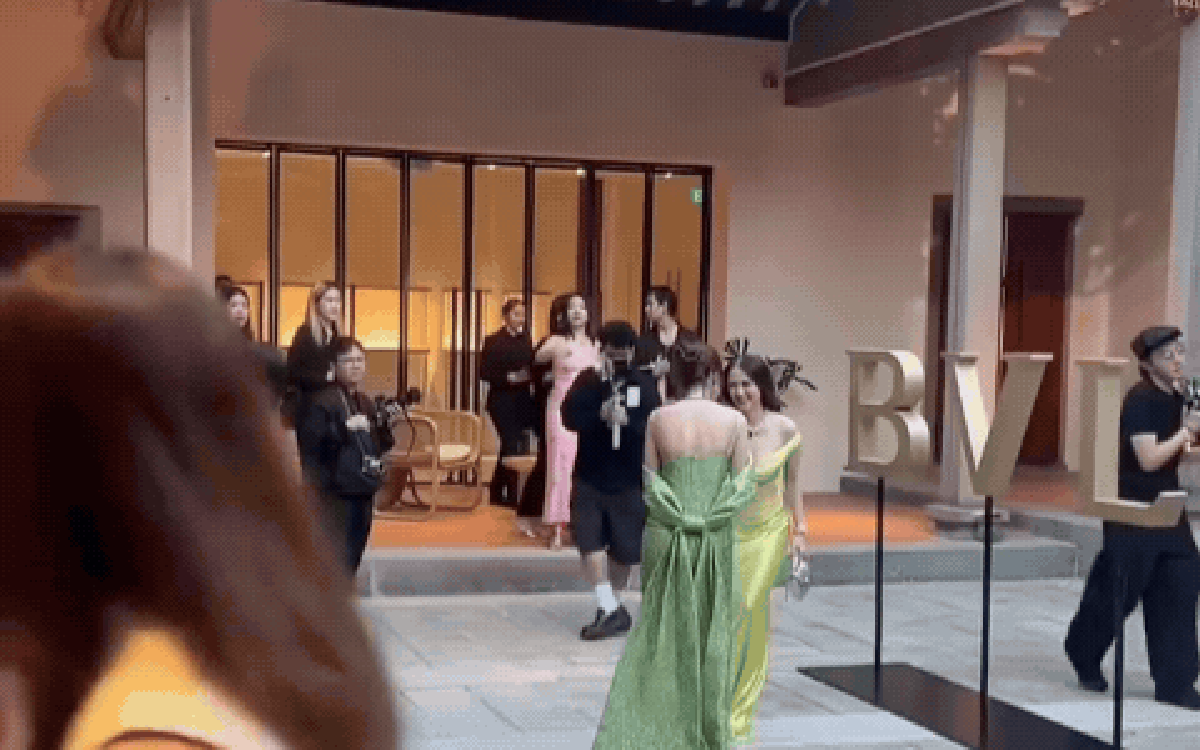 Vbiz có mỹ nhân được báo Trung khen đẹp nhất Việt Nam, đứng cạnh sao quốc tế nhưng chưa biết "lép vế" là gì