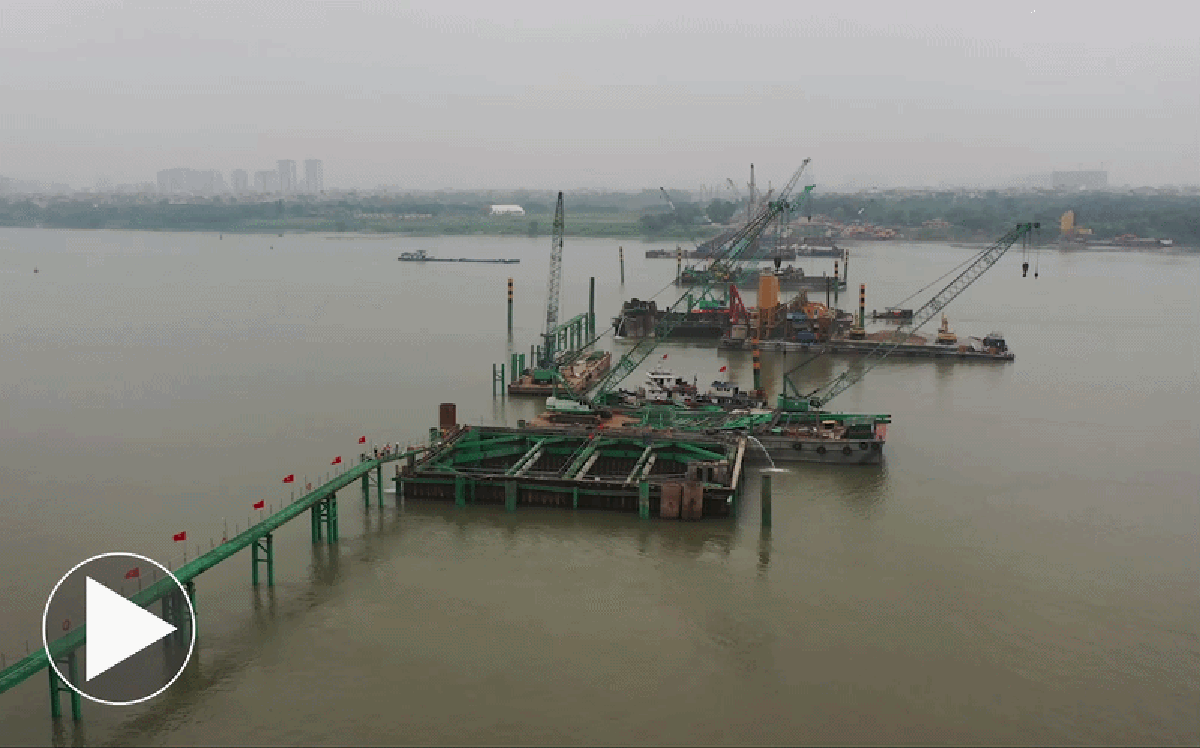 Khung cảnh "khó tin" tại công trường siêu cầu 16.000 tỷ đồng bắc qua dòng sông biểu tượng của Thủ đô