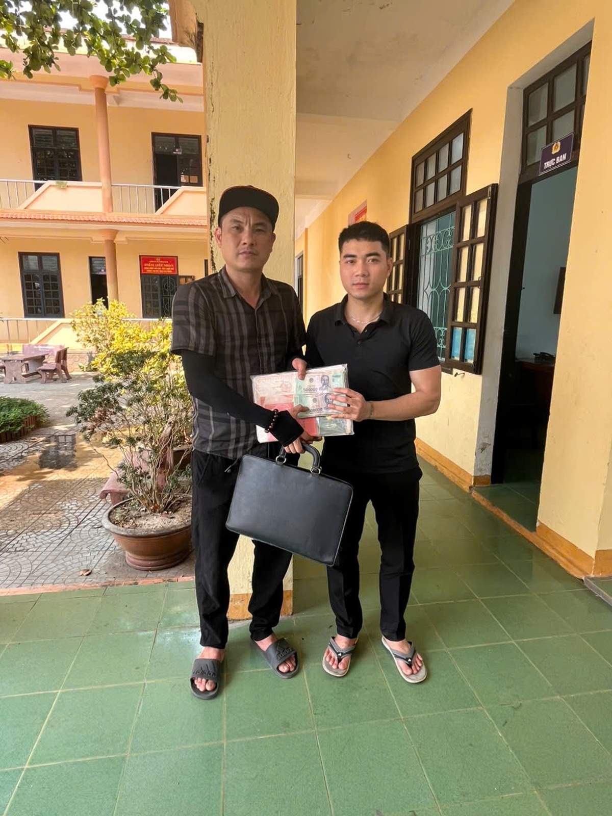 Đang chạy bộ nhặt được cặp màu đen, thứ bên trong khiến thanh niên SN 1996 giật mình, lập tức mang đến công an