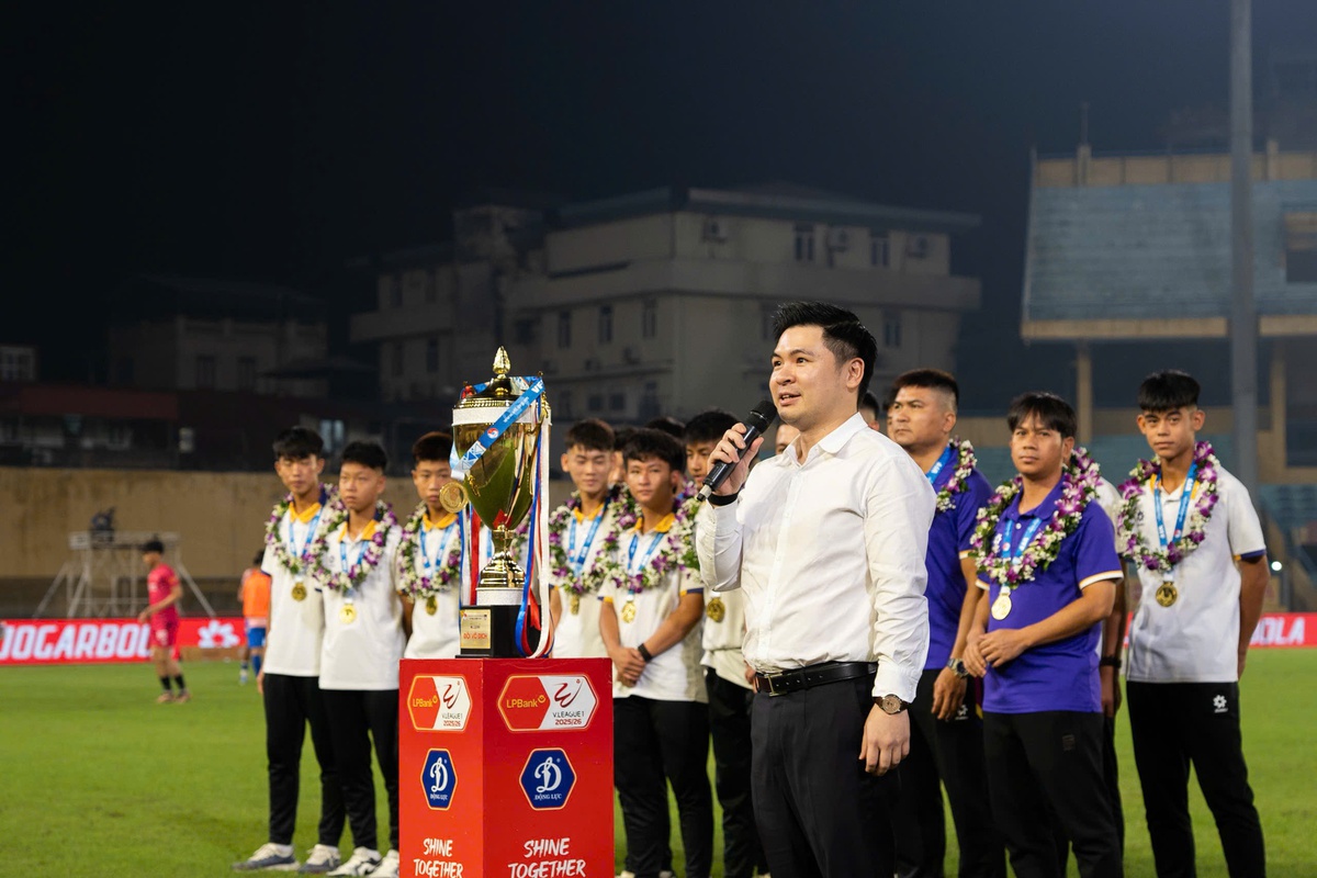 U15 Hà Nội lần đầu vô địch U15 quốc gia, được chủ tịch Hà Nội FC Đỗ Vinh Quang vinh danh trên sân Hàng Đẫy