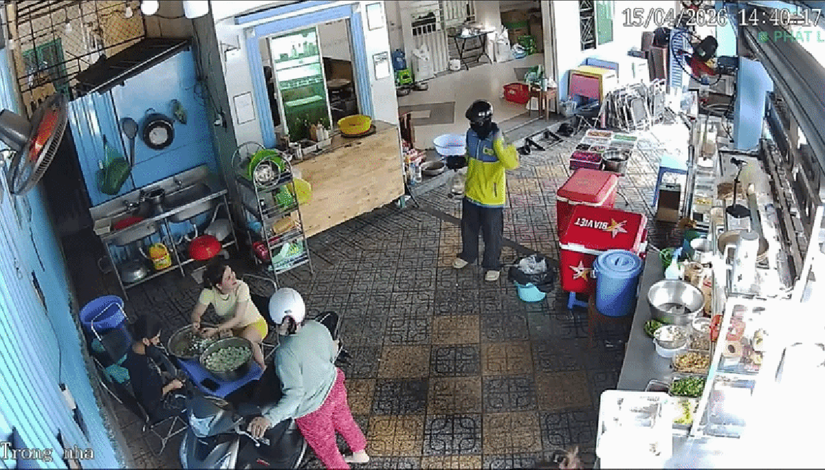 Shipper ngã xe, bánh tráng và trà sữa đổ sạch: Chủ quán đăng camera an ninh toàn cảnh sự việc gây bão mạng