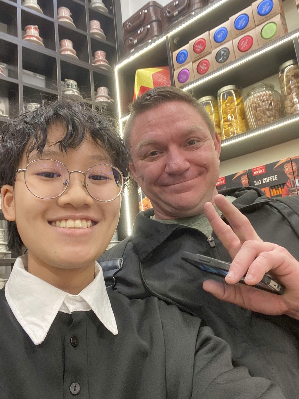 Nữ sinh ung thư máu gặp lại bác sĩ Mỹ giữa phố cổ Hà Nội, câu nói sau 5 năm khiến ai cũng lặng người