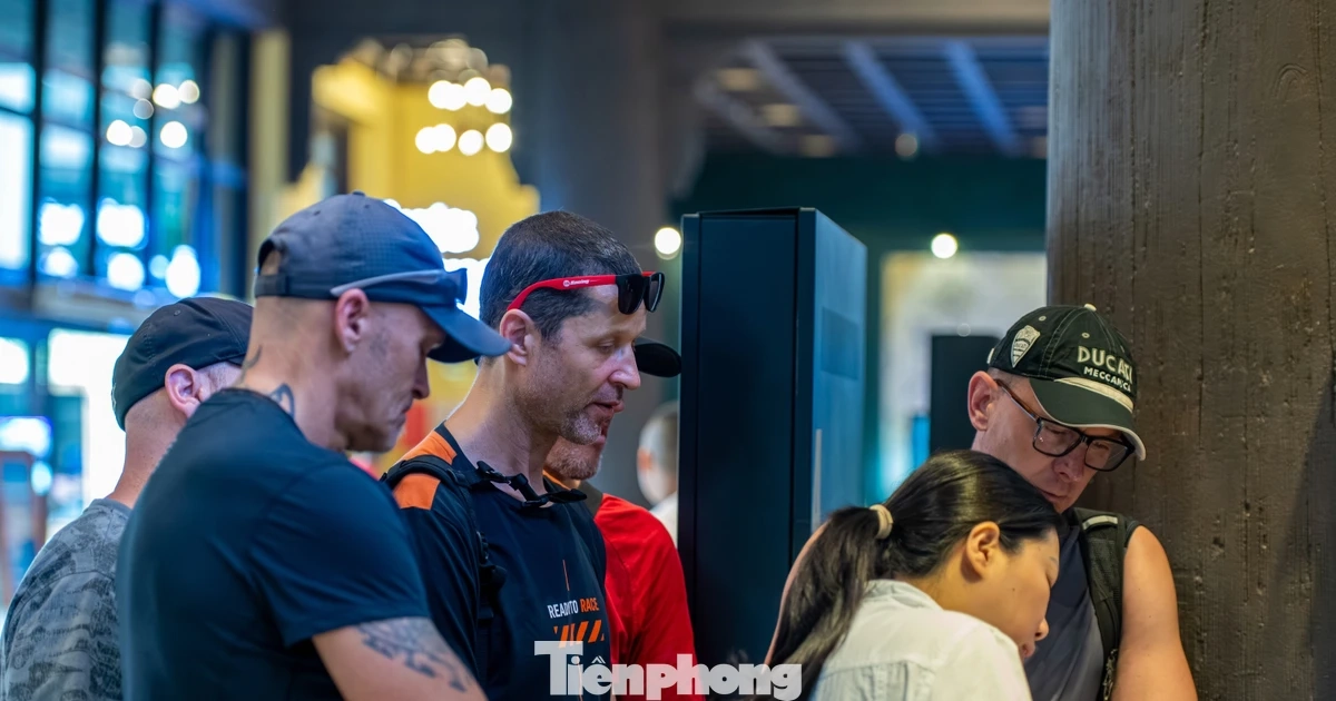 Khách quốc tế nườm nượp đến vịnh Hạ Long