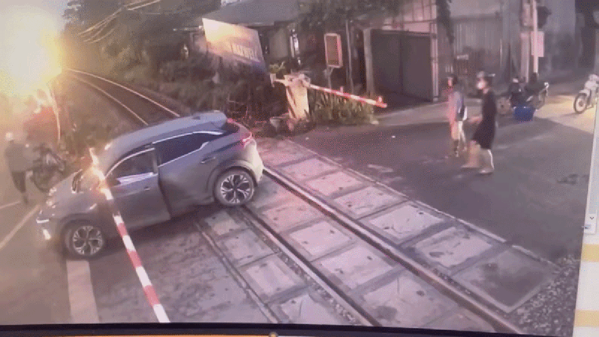 Clip ô tô bị tàu hoả tông biến dạng ở Hà Nội: Tình trạng tài xế và nguyên nhân tai nạn