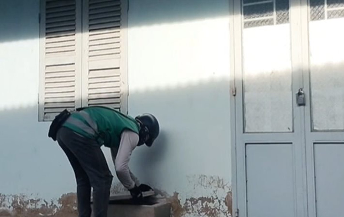 Shipper giao đơn nhưng vào nhà không thấy ai, chủ về lấy camera an ninh đăng lên mạng