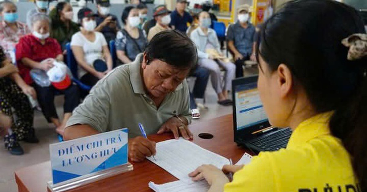 Người hưởng lương hưu mong nhận chế độ trước kỳ nghỉ lễ 30-4