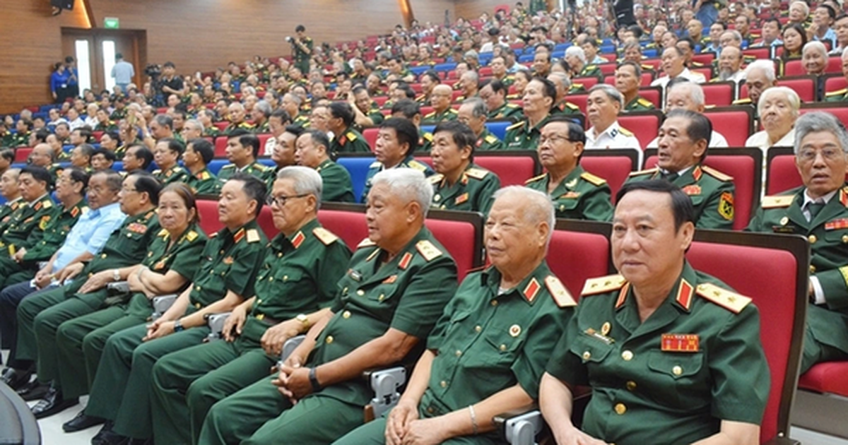 Đề xuất đổi cách tính tiền lương tháng để tính trợ cấp với sĩ quan nghỉ hưu trước hạn tuổi