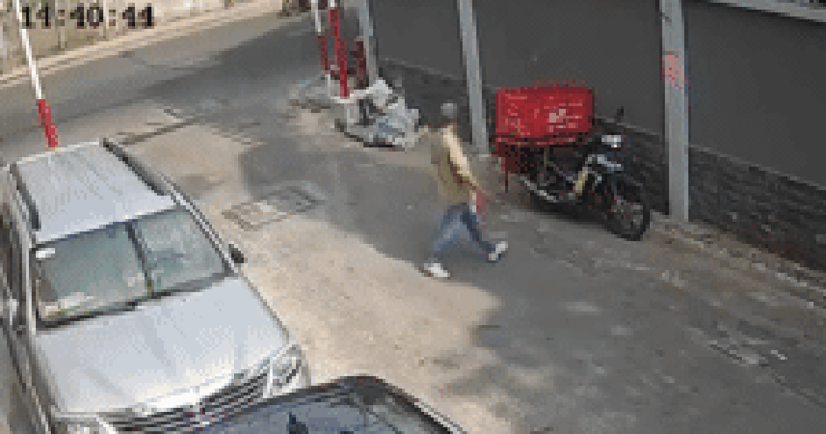 Clip người đàn ông đi vào hẻm ở TPHCM và rời đi trên chiếc xe của nam shipper