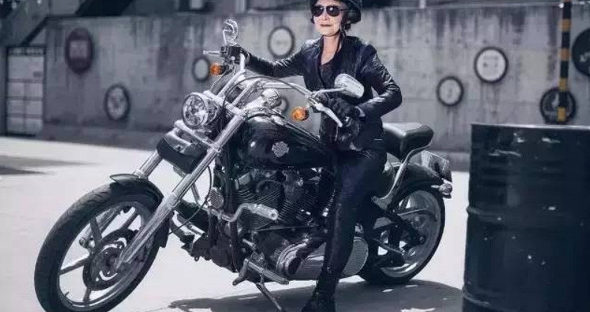 Cụ bà 73 tuổi vẫn đi phân khối lớn, trẻ như U50 nhờ 2 thói quen đơn giản, không phải tập thể dục