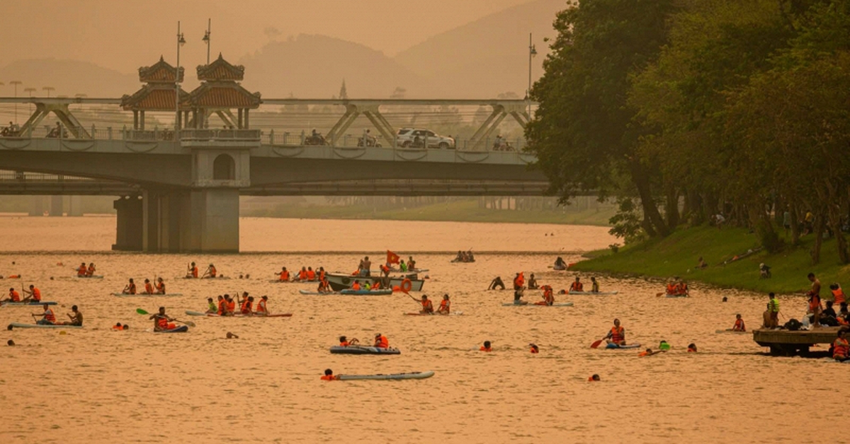 Cảnh tượng trên sông Hương lúc chiều tối khiến nhiều người thốt lên: Không tin vào mắt mình!