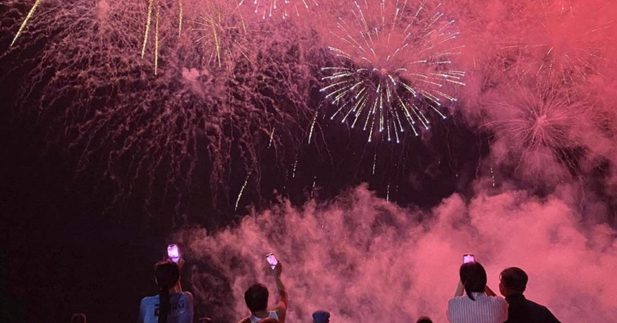 Cảnh tượng trên biển Bãi Cháy tối cuối tuần: Nhiều người phải bất ngờ