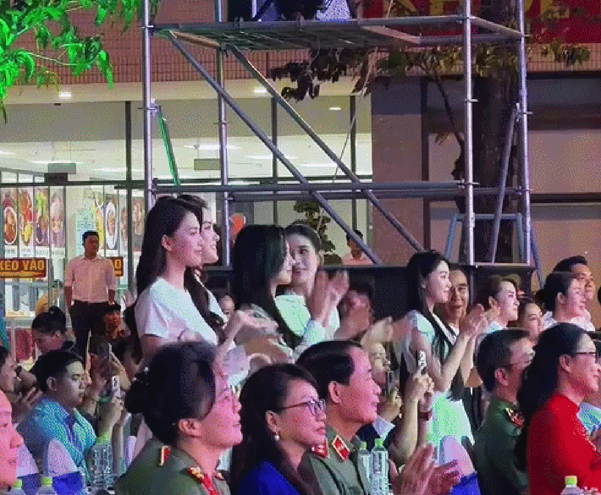 Lọ Lem "đụng độ" cam thường với Tiểy Vy