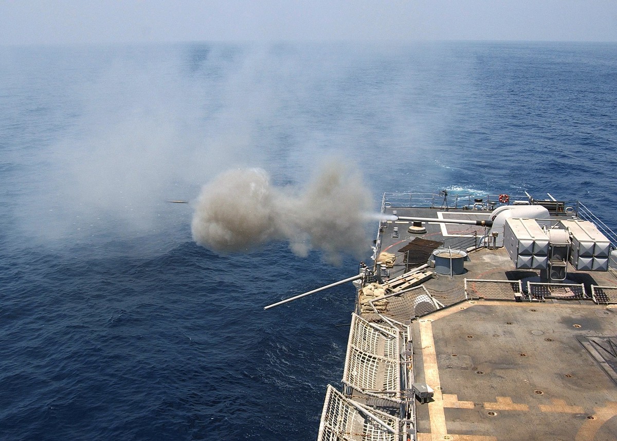 Tàu khu trục Mỹ nã pháo vào tàu hàng Iran