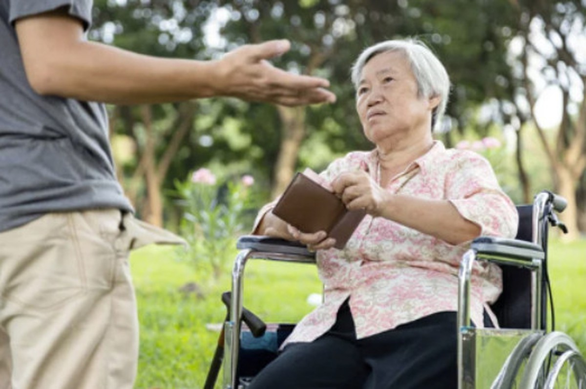 Cụ bà 90 tuổi giao 35 tỷ đồng tiền dưỡng già cho con trai giữ hộ, 3 năm sau phát hiện tiền bị tiêu hết: Tòa phán quyết ngỡ ngàng